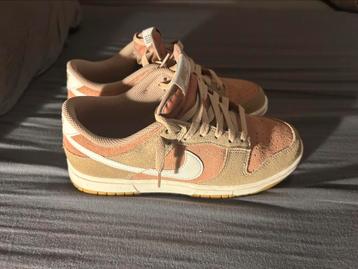 Nike dunk low se maat 40 beschikbaar voor biedingen