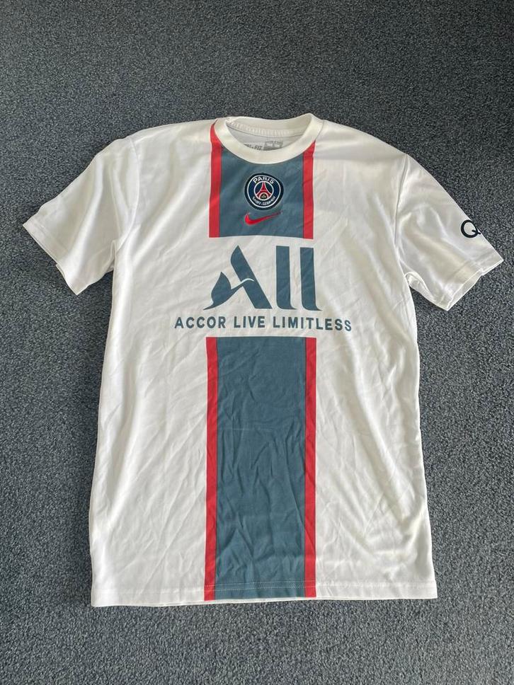 Veel verschillende voetbal & sport shirts, Kleding | Heren, T-shirts, Zo goed als nieuw, Overige maten, Overige kleuren, Ophalen