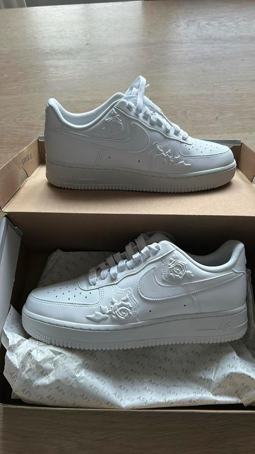 Nike Air Force 1 Low '07 White Roses (nieuw), Kleding | Dames, Schoenen, Nieuw, Sneakers of Gympen, Wit, Ophalen of Verzenden