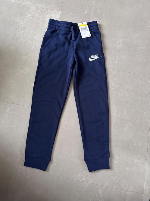 Nieuwe Nike joggingbroek 134 maat s, Kinderen en Baby's, Kinderkleding | Maat 134, Nieuw, Jongen, Broek, Ophalen of Verzenden