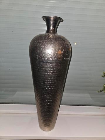 ZGAN vaas - Decoratieve Zilverkleurige Vaas beschikbaar voor biedingen