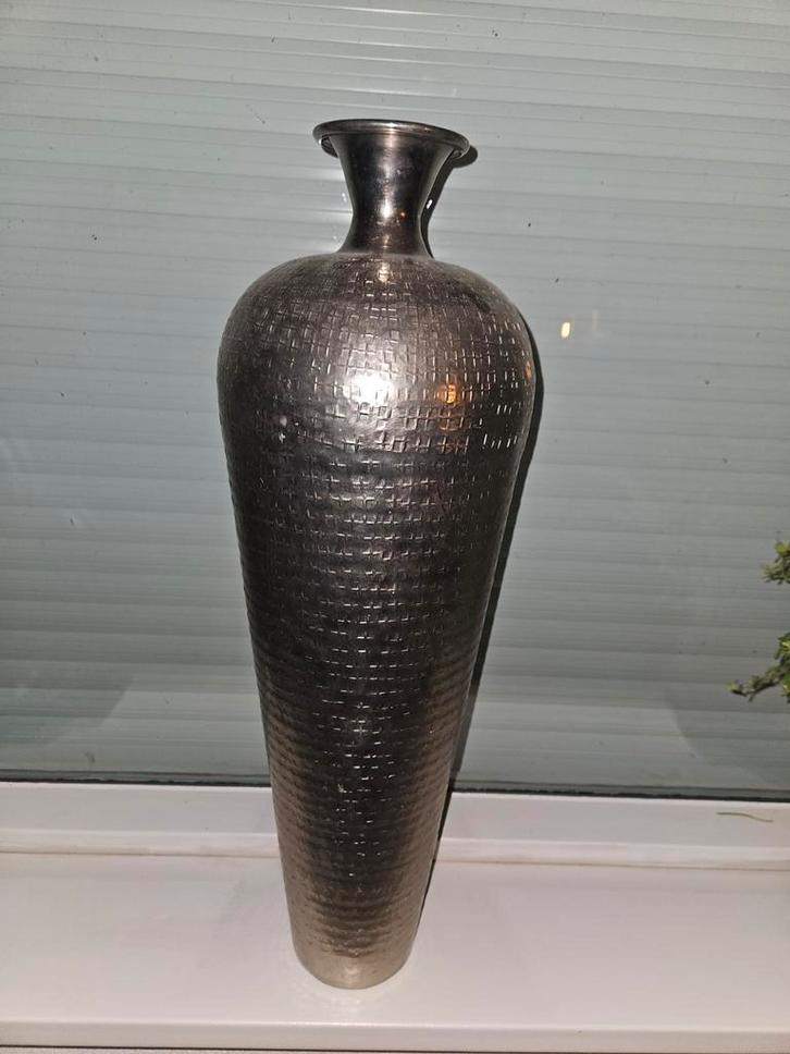 ZGAN vaas - Decoratieve Zilverkleurige Vaas, Huis en Inrichting, Woonaccessoires | Vazen, Zo goed als nieuw, 50 tot 75 cm, Overige materialen