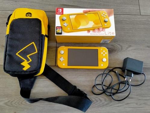 gele nintendo switch lite met pokémon let's go pikachu, Spelcomputers en Games, Spelcomputers | Nintendo Switch Lite, Geel, Met beschermhoes of tas
