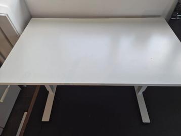 Verstelbaar wit bureau GRATIS 