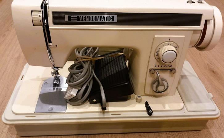 Naaimachine Vendomatic Model E — inclusief handnaaimachine, Antiek en Kunst, Antiek | Naaimachines, Ophalen