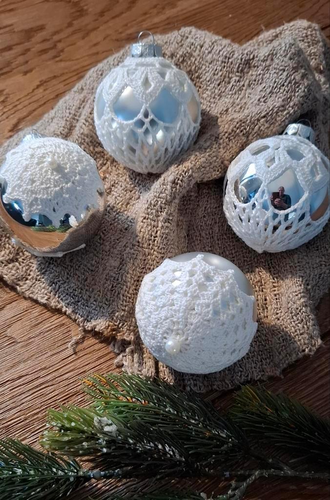 Brocante vintage kerstballen,  zilver met haakwerkjes, Diversen, Kerst, Zo goed als nieuw, Ophalen of Verzenden