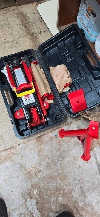 Garagekrik 2 ton in koffer beschikbaar voor biedingen