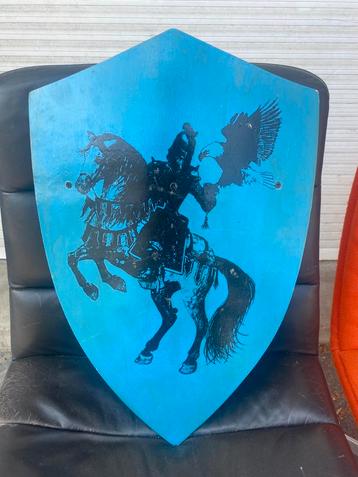 Houten ridderschild met afb. ridder te paard & Valk. beschikbaar voor biedingen