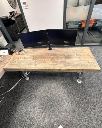 Steigerhouten bureau beschikbaar voor biedingen