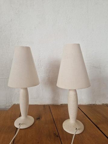 2 vintage zandkleurige keramieken tafellampjes. beschikbaar voor biedingen