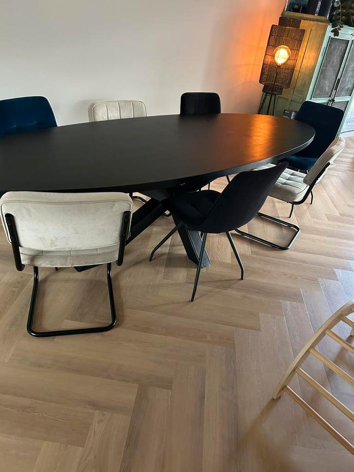 Eethoek hardhout zwart ovaal  met stoelen, Huis en Inrichting, Complete eetkamers, Gebruikt, 4 tot 6 stoelen, Ophalen of Verzenden
