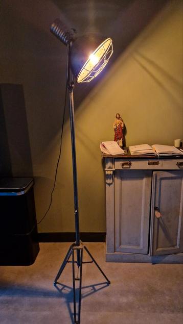 Industriële Stijl Staande Lamp beschikbaar voor biedingen