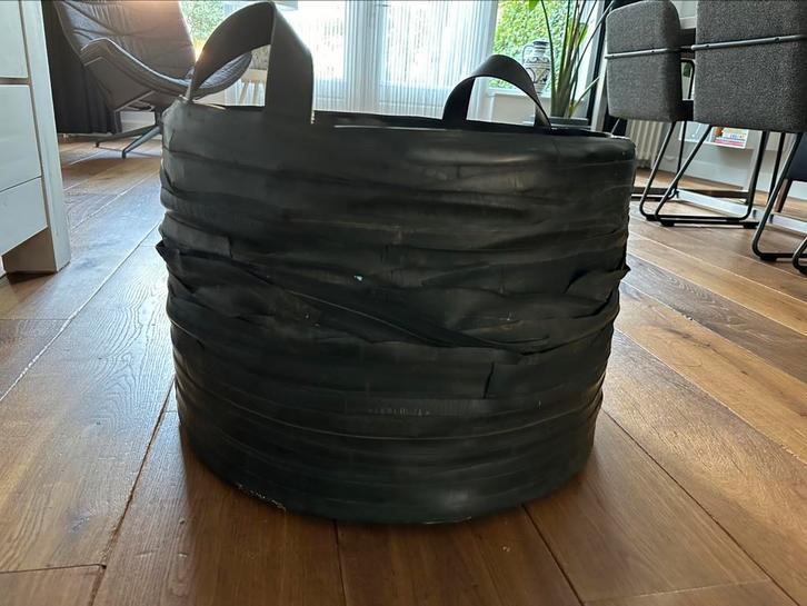 Mand van rubberen bandenvan b, Huis en Inrichting, Woonaccessoires | Schalen en Manden, Gebruikt, Rond, Overige materialen, Ophalen