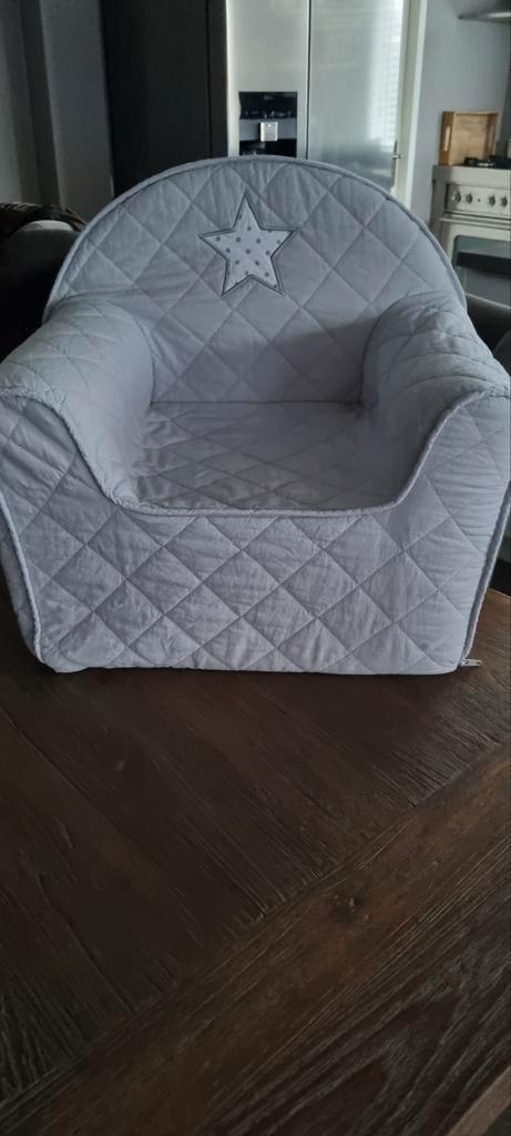 Peuterstoeltje van stof...schoon en heel kleur lichtgrijs, Kinderen en Baby's, Kinderkamer | Tafels en Stoelen, Zo goed als nieuw