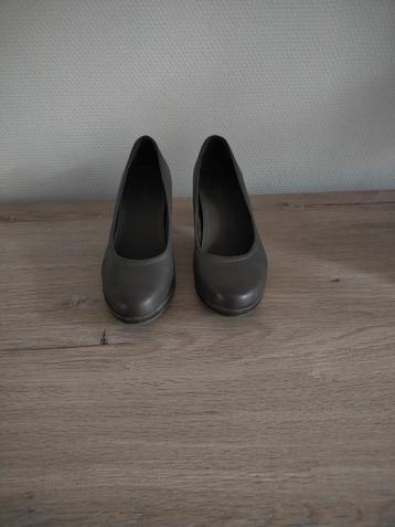 Dames schoenen grijs beschikbaar voor biedingen
