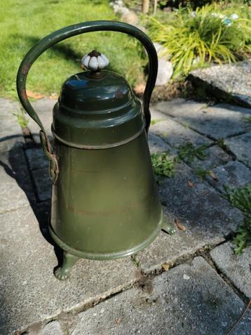 Oude groene doofpot met deksel beschikbaar voor biedingen