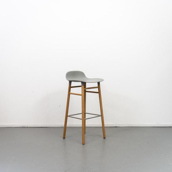 Normann Copenhagen Form kruk 72 cm Taupe, Huis en Inrichting, Barkrukken, Zo goed als nieuw, Hout, Kunststof, 5 krukken of meer