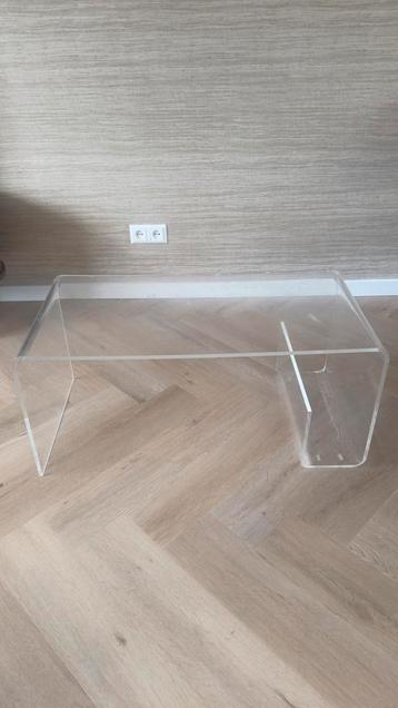 Transparante salontafel beschikbaar voor biedingen