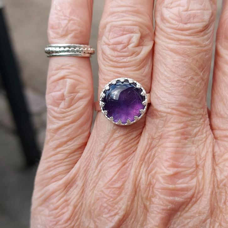 Mooie nieuwe zilveren ring met diep paarse Amethyst mt 17, Sieraden, Tassen en Uiterlijk, Ringen, Nieuw, Dame, 17 tot 18, Paars