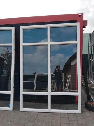 2 mooie grote kunststof kozijnen met dubbel glas beschikbaar voor biedingen