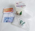 Kerstbal met miniatuur huisje en boompje knutselpakket, Hobby en Vrije tijd, Knutselen, Materiaal, ., Nieuw, Ophalen of Verzenden