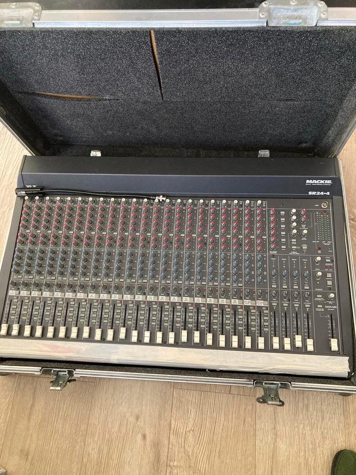 Mackie SR24-4 Mengpaneel in Flightcase, Muziek en Instrumenten, Mengpanelen, Gebruikt, 20 kanalen of meer, Microfooningang, Ophalen of Verzenden