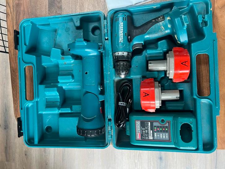 Makita 6280D Schroefmachine + ML140 Zaklamp (Defecte Accu), Doe-het-zelf en Verbouw, Gereedschap | Boormachines, Gebruikt, Boor- en Schroefmachine