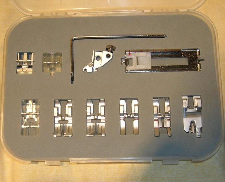 11 VOETJES VOOR PFAFF NAAIMACHINE MET IDT COMPLEET IN DOOSJE, Hobby en Vrije tijd, Naaimachines en Toebehoren, Lockmachine, Overige merken