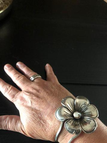 Armband bloem beschikbaar voor biedingen
