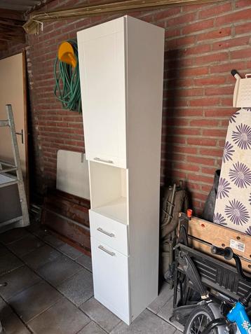 Badkamerkast met lade en vakken beschikbaar voor biedingen