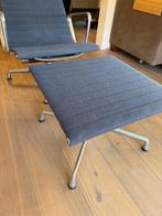 Vitra Eames Lounge (EA 124) met voetenbank (EA 125), Ophalen, Zo goed als nieuw, Stof