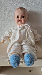 Antieke gemerkte baby pop met stof-stro lijfje, Verzamelen, Poppen, Ophalen of Verzenden, Zo goed als nieuw, Pop