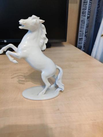 Porseleinen paard sculptuur beschikbaar voor biedingen