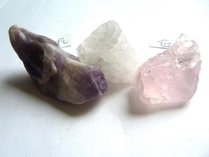 gouden driehoek 96g 4,50 amethist bergkristal of rozenkwarts, Verzamelen, Mineralen en Fossielen, Mineraal, Ophalen of Verzenden