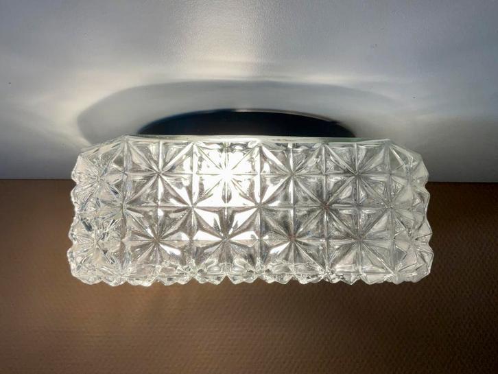 Vintage plafondlamp helder bewerkt glas de lamp is 24x24 cm, Huis en Inrichting, Lampen | Plafondlampen, Gebruikt, Glas, Metaal