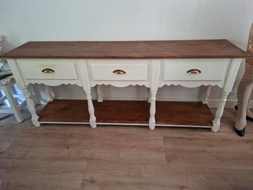 Grote side table beschikbaar voor biedingen