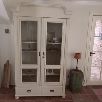 Vitrinekast  beschikbaar voor biedingen