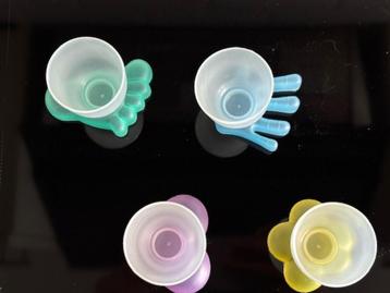 4 leuke kunststof eierdopjes beschikbaar voor biedingen