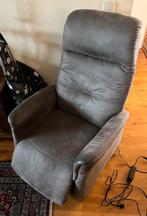 Elektrische sta-op stoel/fauteuil grijs te koop!, Huis en Inrichting, Fauteuils, Ophalen, Overige materialen, 75 tot 100 cm, Zo goed als nieuw
