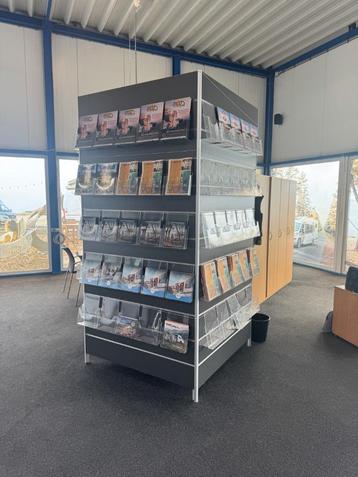 Professioneel rek voor folders of brochures beschikbaar voor biedingen