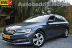 Skoda Superb Combi iV 218PK DSG HYBRID BUSINESS TREKHAAK/NAV, Auto's, Skoda, 12 maanden, Gebruikt, 4 cilinders, Bluetooth