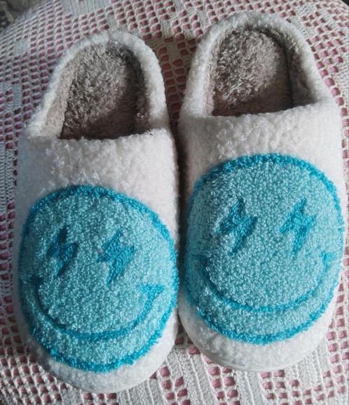 NIEUW!! Smiley Pantoffels  maat 36..., Kinderen en Baby's, Kinderkleding | Schoenen en Sokken, Nieuw, Overige typen, Ophalen of Verzenden