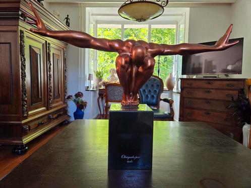 groot beeld zwemmer. voet is van marmer beeld is van metaal, Antiek en Kunst, Kunst | Beelden en Houtsnijwerken, Ophalen