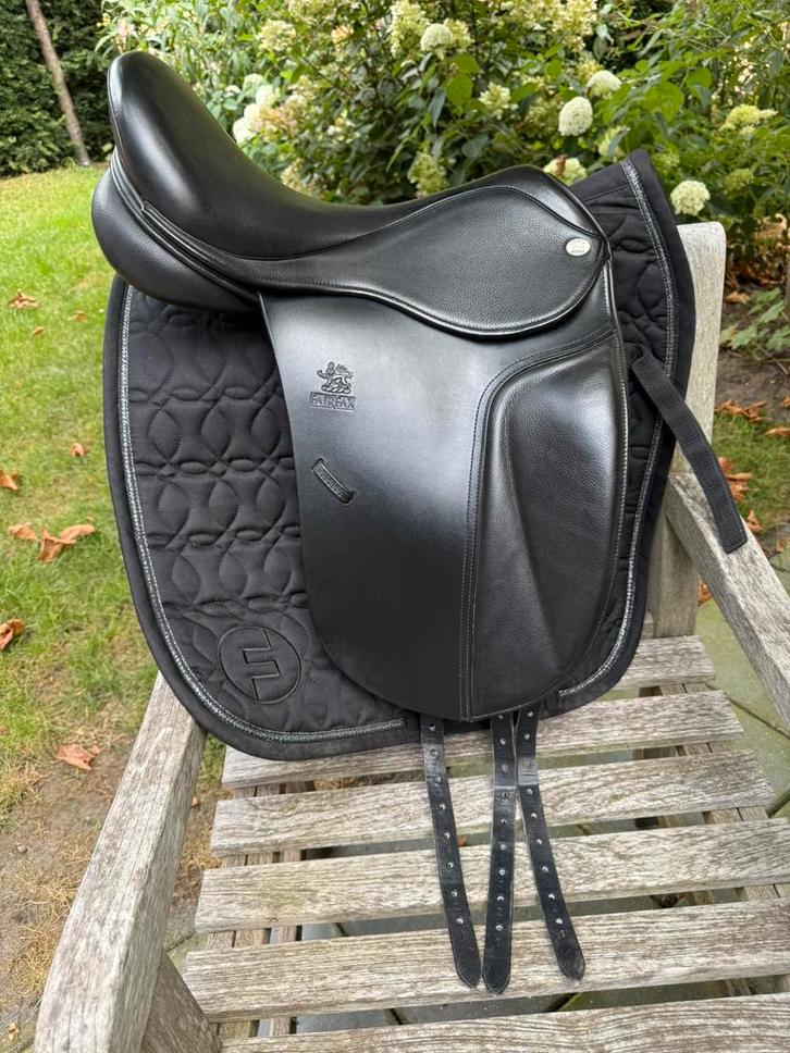 Fairfax Dressuurzadel 17,5 inch met verstelbaar kopijzer, Dieren en Toebehoren, Paarden en Pony's | Zadels, Zo goed als nieuw