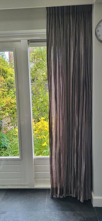 Grijze en roomwitte gordijnen beschikbaar voor biedingen