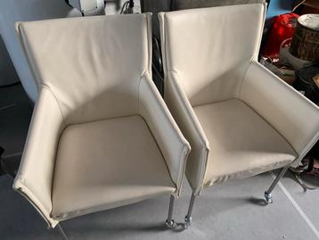 2 Witte leren stoelen met wieltjes beschikbaar voor biedingen