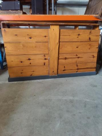 Bar met bekerhouders. beschikbaar voor biedingen