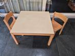 2 houten kinderstoeltjes en knutseltafel, Kinderen en Baby's, Kinderkamer | Tafels en Stoelen, Ophalen, Zo goed als nieuw, Tafel(s) en Stoel(en)