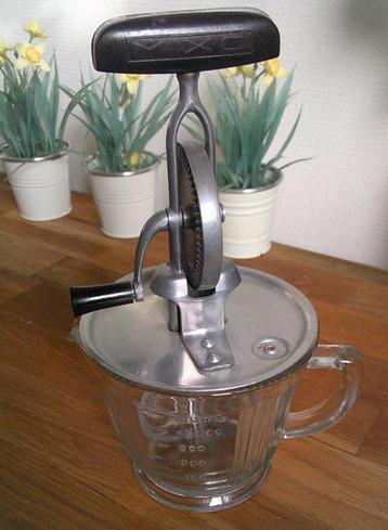 Vintage glazen handklopper met kom 1 liter beschikbaar voor biedingen