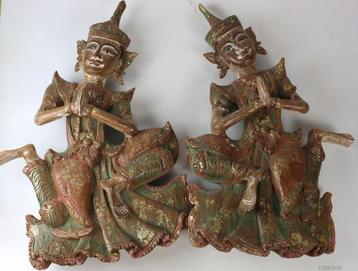 Snijwerk, Een paar gesneden en geschilderde houten figuren v beschikbaar voor biedingen